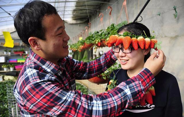 結婚當天新郎無故消失，五年後家門口來一人，抬頭一看我泣不成聲