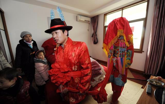 結婚當天新郎無故消失，五年後家門口來一人，抬頭一看我泣不成聲