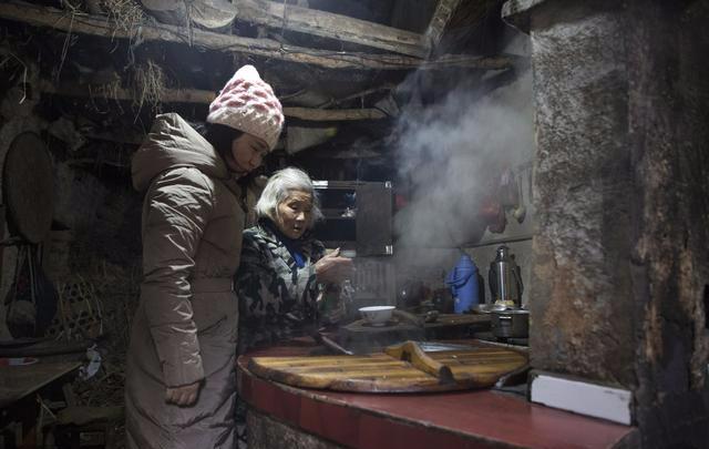 老公出差我回娘家蹭飯，媽燉了雞湯卻不來喝，走進廚房我熱淚盈眶