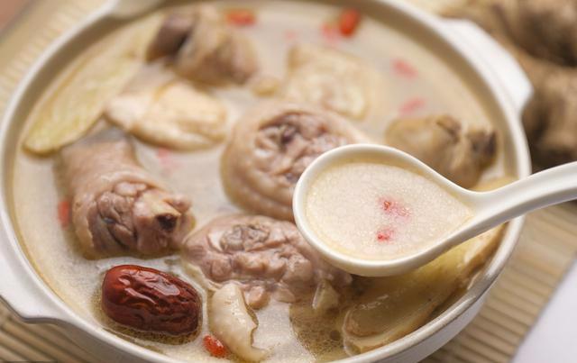 老公出差我回娘家蹭飯，媽燉了雞湯卻不來喝，走進廚房我熱淚盈眶
