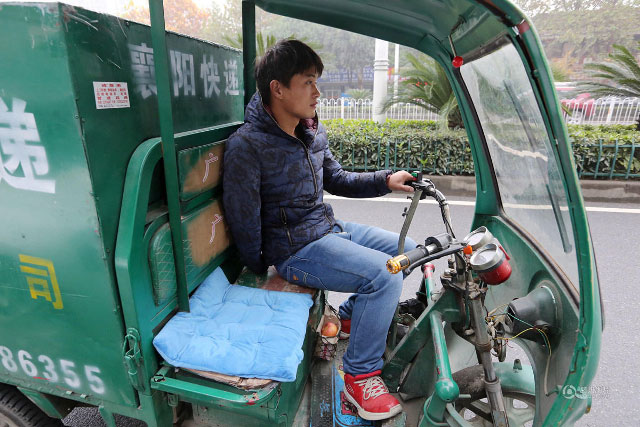 快遞員放工回家路遇「迷路老婆婆」，好心收留她一晚，明天一早卻接到老闆的一通電話！