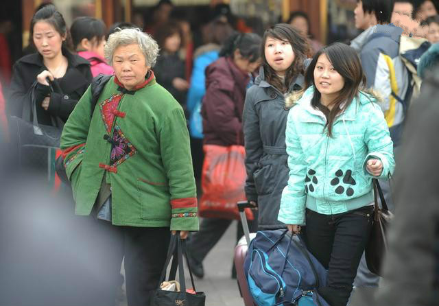 快遞員放工回家路遇「迷路老婆婆」，好心收留她一晚，明天一早卻接到老闆的一通電話！