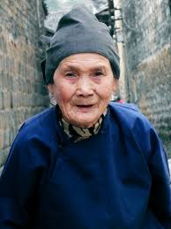 快遞員放工回家路遇「迷路老婆婆」，好心收留她一晚，明天一早卻接到老闆的一通電話！
