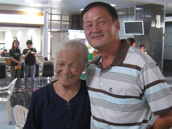 快遞員放工回家路遇「迷路老婆婆」，好心收留她一晚，明天一早卻接到老闆的一通電話！