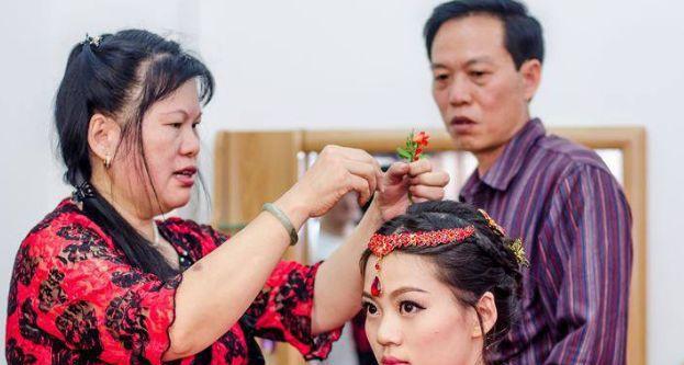 婆婆只給小兒媳帶孩子，累到中風就讓大兒媳照顧，兒媳的舉動亮了