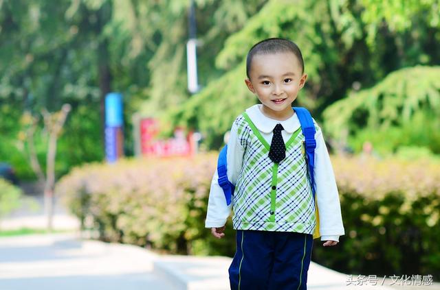 兒子走投無路回家借錢，後媽百般阻擾，爸爸的舉動讓兒子感動的哭