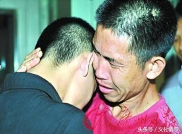 兒子走投無路回家借錢，後媽百般阻擾，爸爸的舉動讓兒子感動的哭