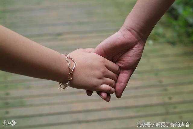 老婆經常帶女兒去娘家玩， 回來後女兒開口說一話 ，嚇得我腿軟