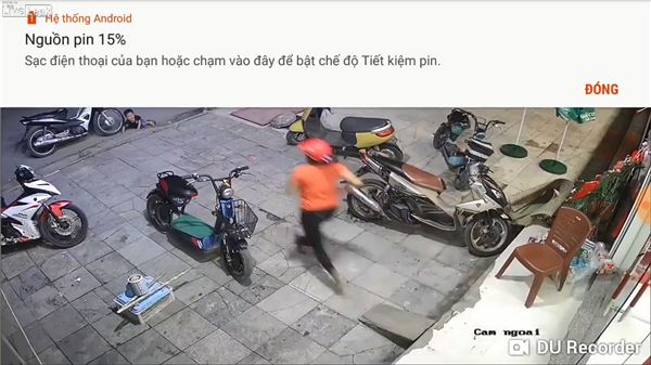 覺得好玩伸手連拍3次白馬　小孩被踹飛倒地直撞機車　網：活該