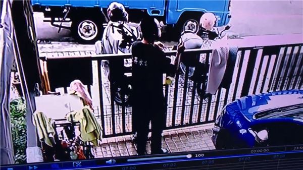 背後遭撞擊！他兇狠回頭想算帳卻發現愛犬討抱抱　秒抱起拍背：乖喔