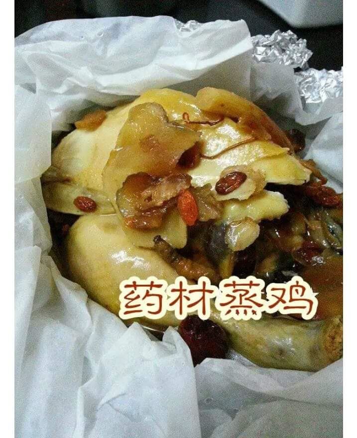 家裡最常出現的一道菜，香香藥材味的蒸雞，湯汁好喝，配飯也好好吃！