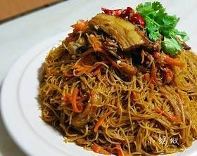 【罐頭扣肉米粉】要如何把米粉炒的Q，不結團不沾鍋，其實是很簡單 -