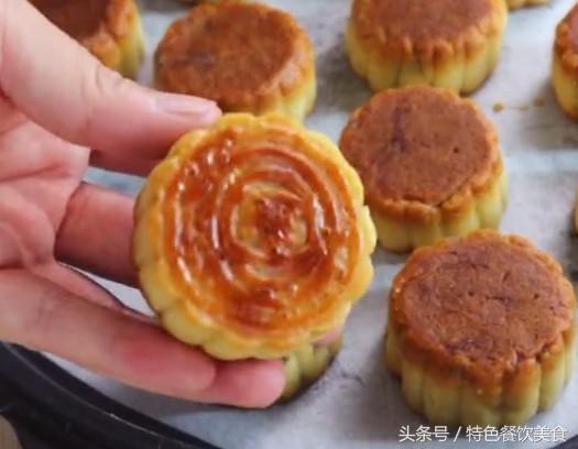 做月餅不用買烤箱了，教你在家用電餅鍋就能做，2分鐘就學會 -