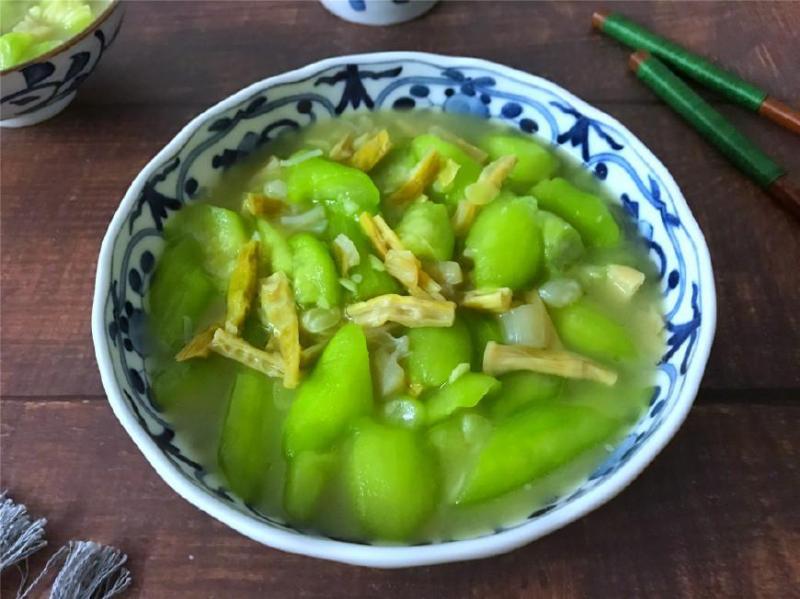 這菜要抓緊吃，再不吃就老了，炒時加入這兩物，鮮美到湯都吃精光！