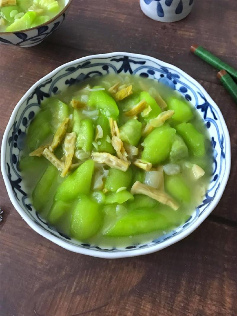 這菜要抓緊吃，再不吃就老了，炒時加入這兩物，鮮美到湯都吃精光！