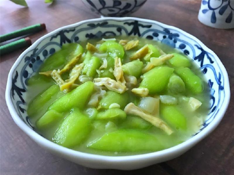 這菜要抓緊吃，再不吃就老了，炒時加入這兩物，鮮美到湯都吃精光！