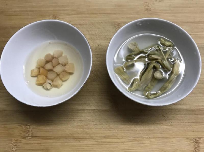 這菜要抓緊吃，再不吃就老了，炒時加入這兩物，鮮美到湯都吃精光！