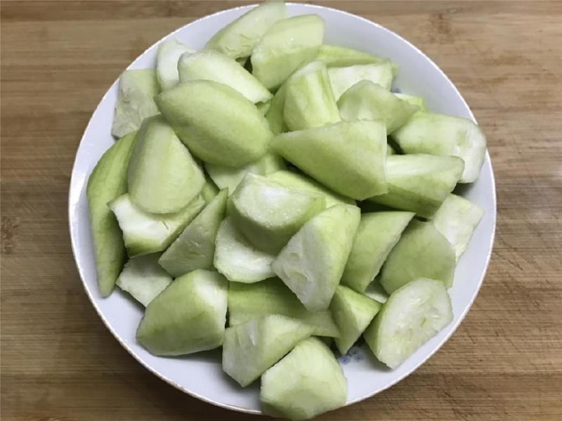 這菜要抓緊吃，再不吃就老了，炒時加入這兩物，鮮美到湯都吃精光！
