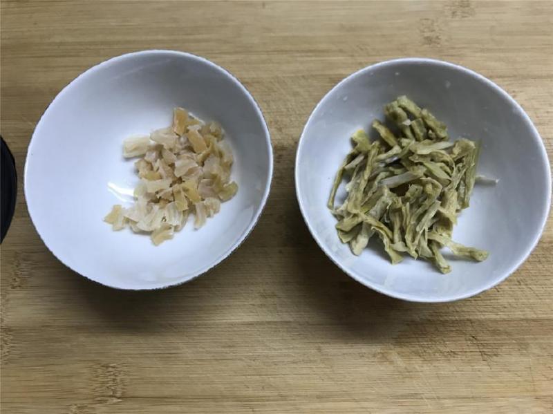 這菜要抓緊吃，再不吃就老了，炒時加入這兩物，鮮美到湯都吃精光！