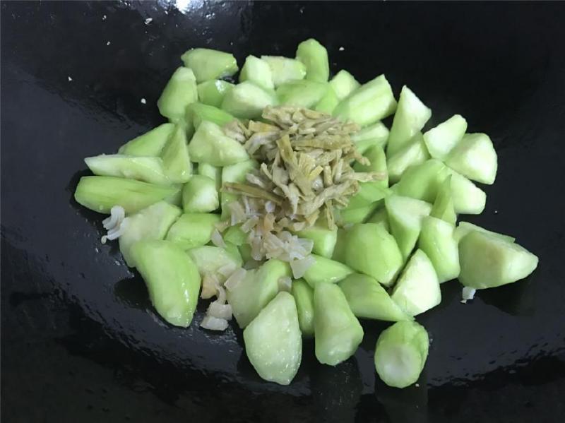 這菜要抓緊吃，再不吃就老了，炒時加入這兩物，鮮美到湯都吃精光！