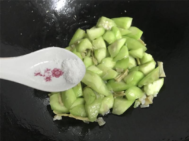 這菜要抓緊吃，再不吃就老了，炒時加入這兩物，鮮美到湯都吃精光！