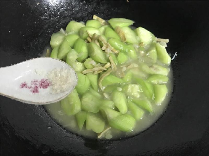 這菜要抓緊吃，再不吃就老了，炒時加入這兩物，鮮美到湯都吃精光！