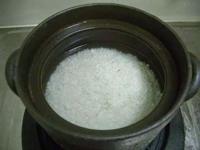 「蒸米飯」只要在蓋鍋前多加一個小動作，就會好吃100倍！多數人蒸米飯會犯三個錯，難怪常吃到難吃的！