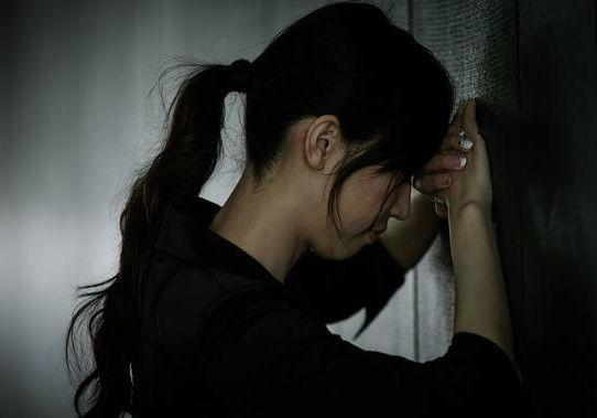 大娘看見兒子掉進井裡，剛要去救他，卻被養了5年的大黑狗阻止
