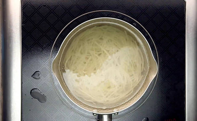 酸辣粉這樣做才正宗好吃，麻辣鮮香，酸且油而不膩，吃一碗超過癮！