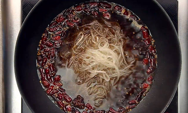 酸辣粉這樣做才正宗好吃，麻辣鮮香，酸且油而不膩，吃一碗超過癮！