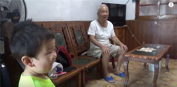 愛孫撒嬌說要看羊咩咩　重聽阿祖：收到！使命必達！　