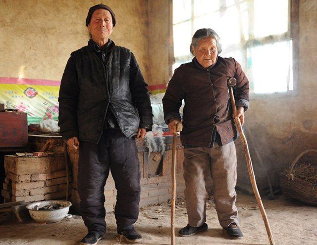 我嫁給窮小伙父母不參加婚禮，結婚前，母親偷偷塞給我一張銀行卡