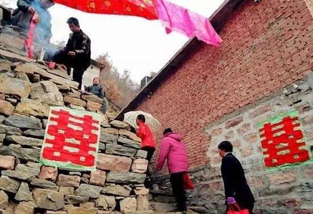 我嫁給窮小伙父母不參加婚禮，結婚前，母親偷偷塞給我一張銀行卡