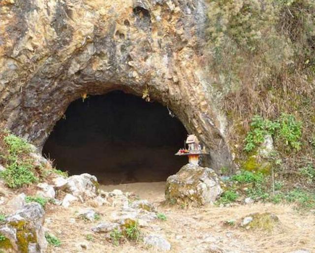兩名探險家驚喜發現「古怪洞穴」，他們忍不住駐足觀察，發現令人大吃一驚的事情！