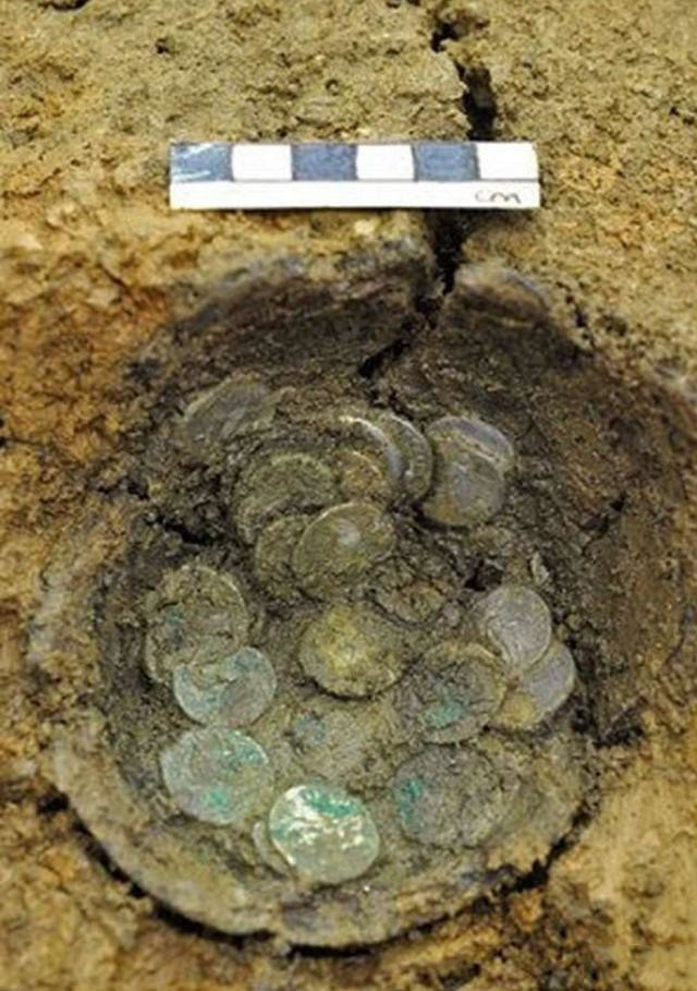 兩名探險家驚喜發現「古怪洞穴」，他們忍不住駐足觀察，發現令人大吃一驚的事情！