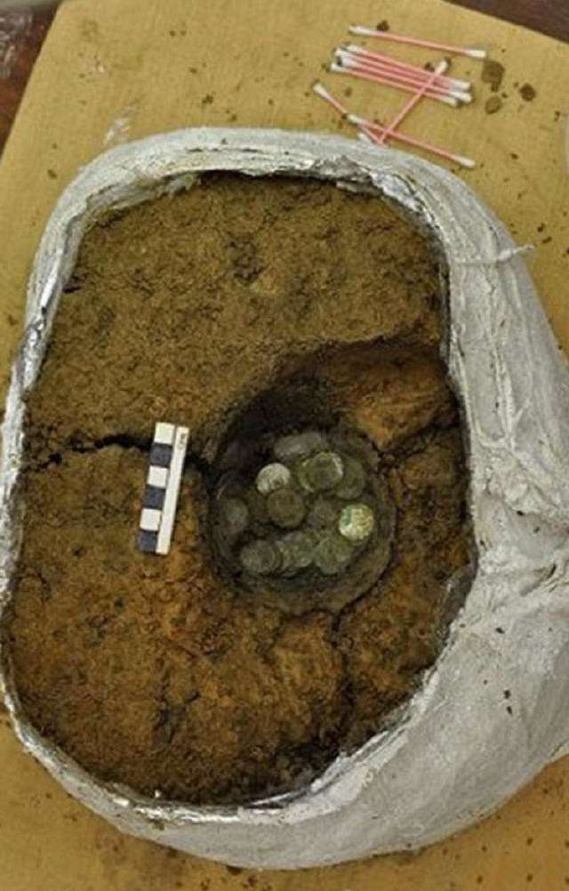 兩名探險家驚喜發現「古怪洞穴」，他們忍不住駐足觀察，發現令人大吃一驚的事情！