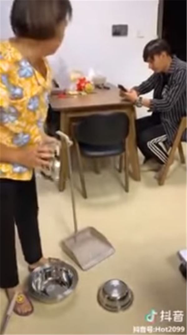 最新整人招數！怎樣都拿不完的鍋子　阿母暴怒：老娘你都敢耍！