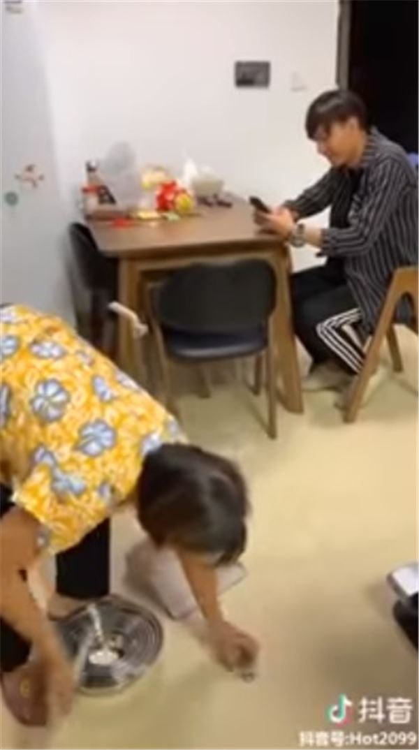 最新整人招數！怎樣都拿不完的鍋子　阿母暴怒：老娘你都敢耍！