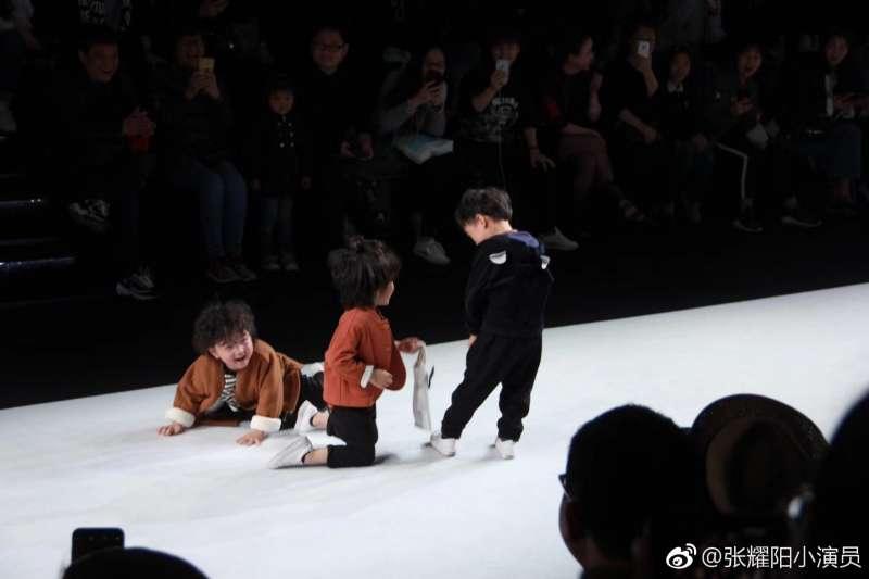 小男孩走秀被「同伴撞倒」跌一團　站起來後「超模態度」全場鼓掌