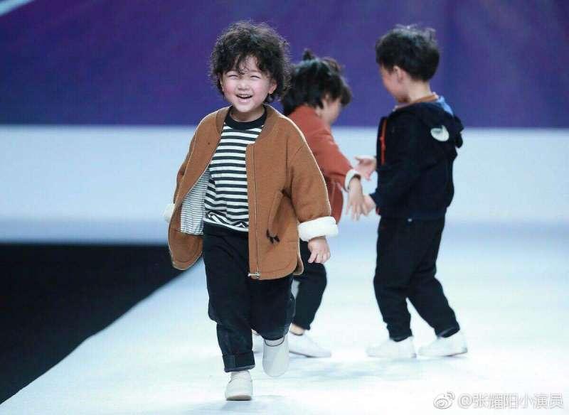 小男孩走秀被「同伴撞倒」跌一團　站起來後「超模態度」全場鼓掌