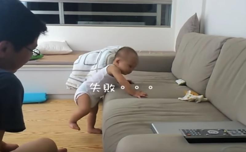 寶寶爬沙發失敗「翻臉對空氣開罵」超爆笑 ！爸爸全程不幫忙「最後畫面」網贊：人生的路自己走