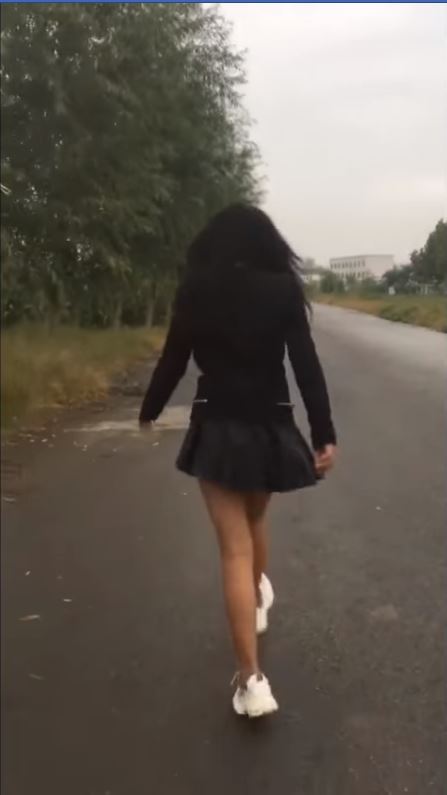 這妹子毒到爆紅！激昂「嘟嘟妹」超多風霜故事… 轉身反差太劇烈 網驚：一雙大美腿！