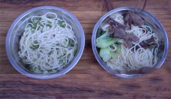男孩帶盲父進麵館，點餐大喊「2碗牛肉麵」但手指比「1」