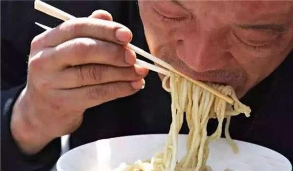 男孩帶盲父進麵館，點餐大喊「2碗牛肉麵」但手指比「1」