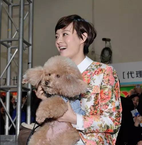  一個征服過英國女王的服裝設計師，才華真不是吃素的......