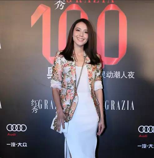  一個征服過英國女王的服裝設計師，才華真不是吃素的......