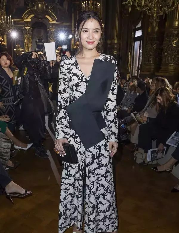  一個征服過英國女王的服裝設計師，才華真不是吃素的......