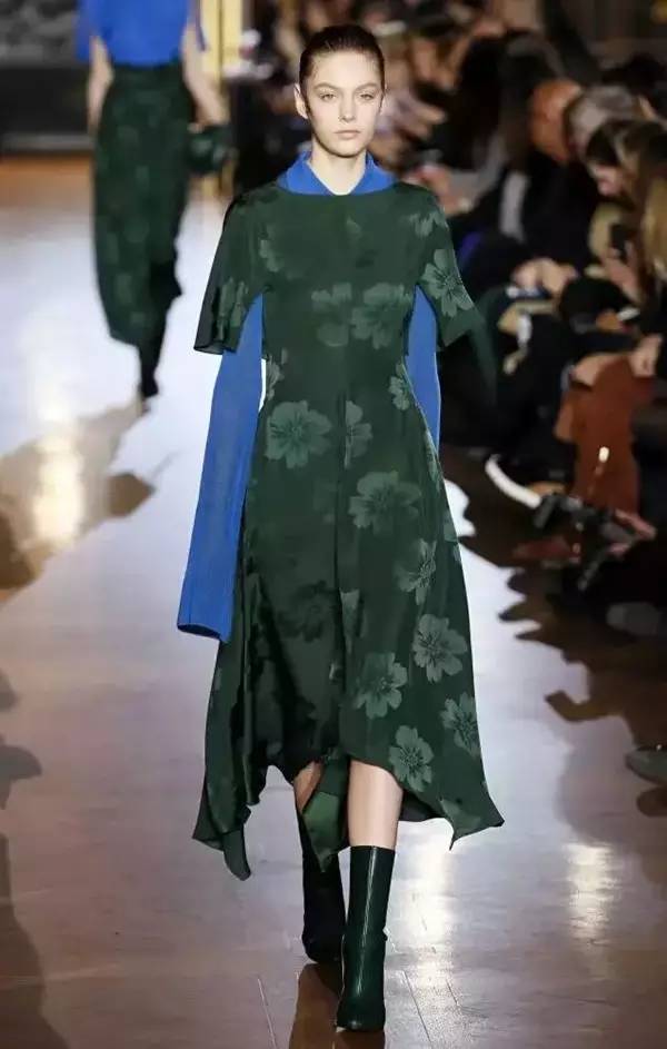  一個征服過英國女王的服裝設計師，才華真不是吃素的......