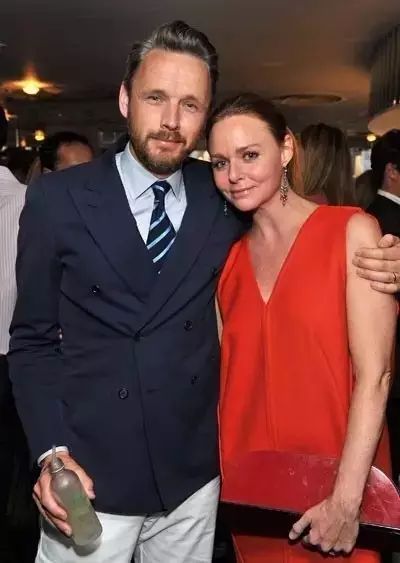  一個征服過英國女王的服裝設計師，才華真不是吃素的......