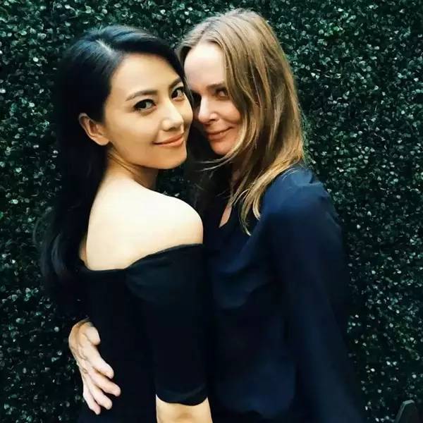  一個征服過英國女王的服裝設計師，才華真不是吃素的......